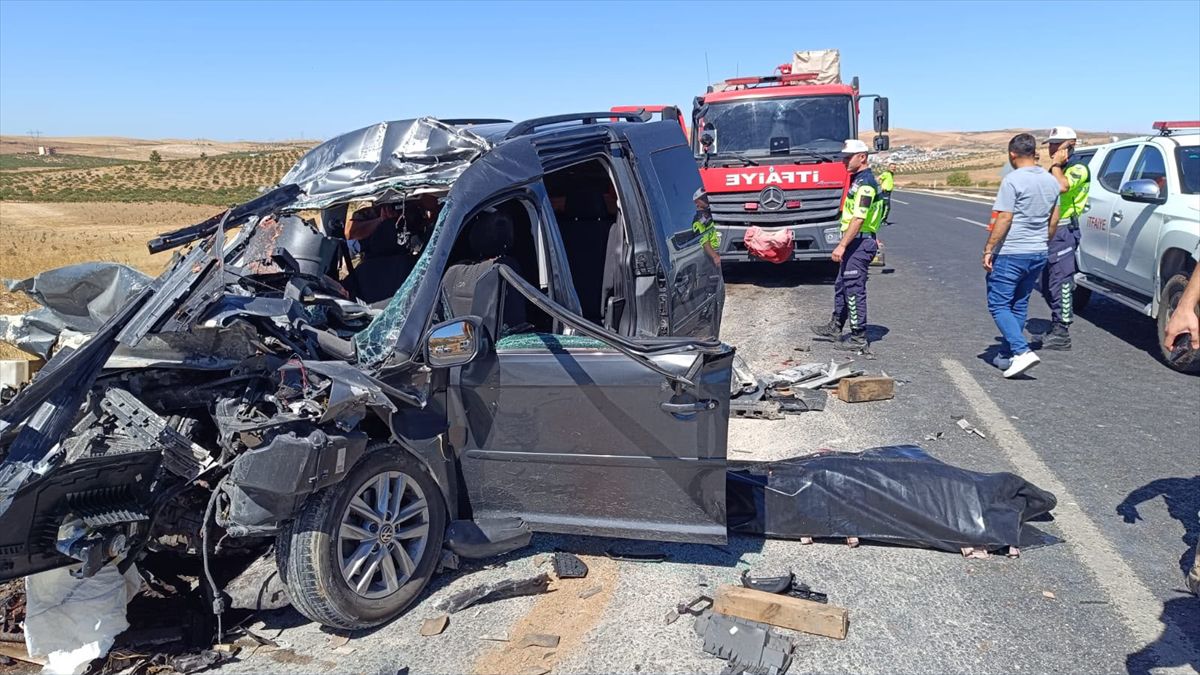 Şanlıurfa'da kamyona çarpan hafif ticari araçtaki 4 kişi öldü, 2 kişi yaralandı