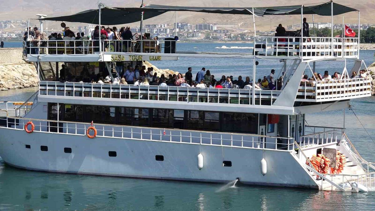 Savaşa rağmen İranlı turistlerin Van ilgisi sürüyor