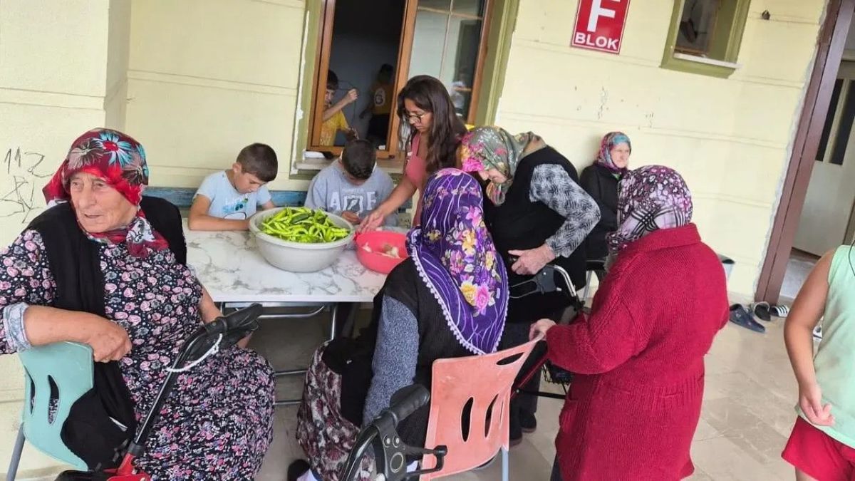 Sinop’ta nesiller buluştu, birlikte turşu kurdu