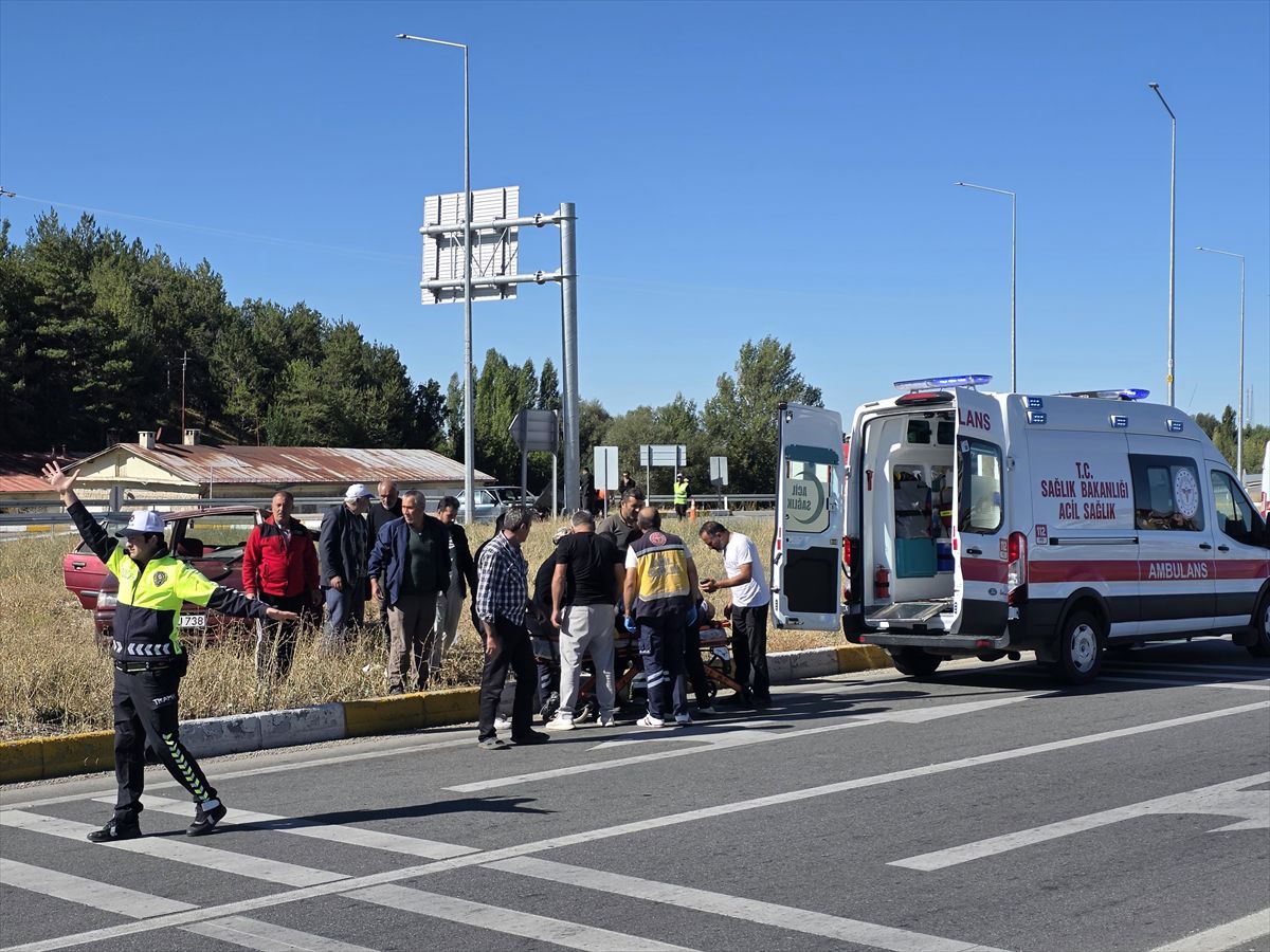 Sivas'ta iki otomobilin çarpıştığı kazada 2'si ağır, 3 kişi yaralandı