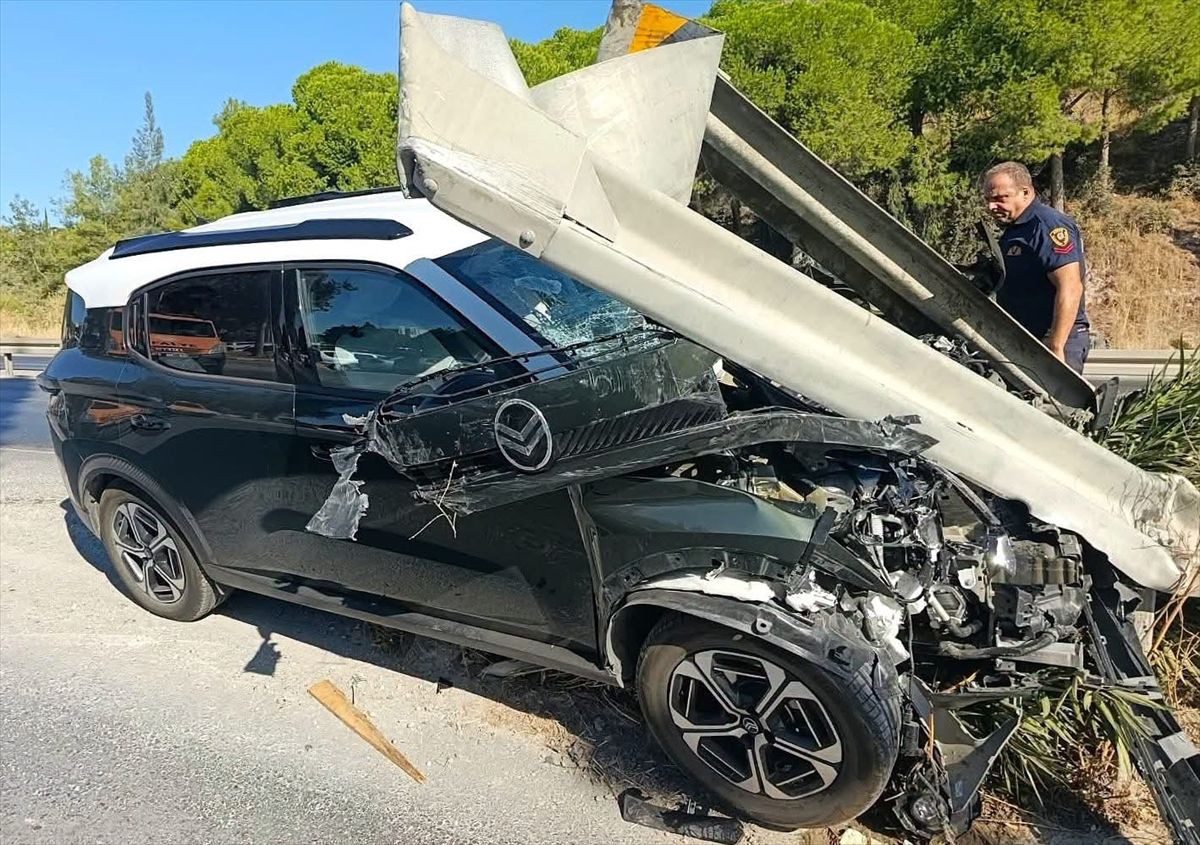 Söke'de bariyerlere çarpan otomobilin sürücüsü yaralandı