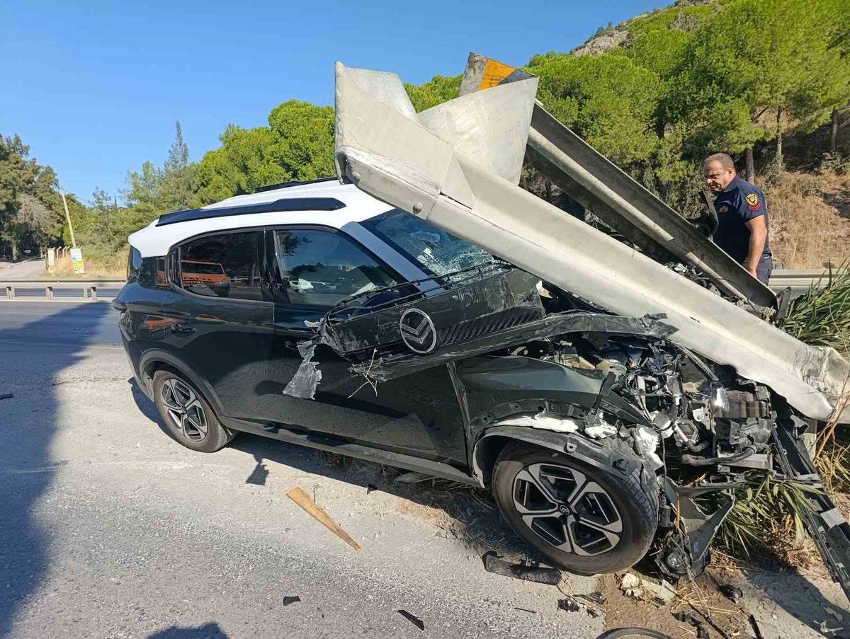 Söke’de otomobil bariyere çarptı: 1 yaralı