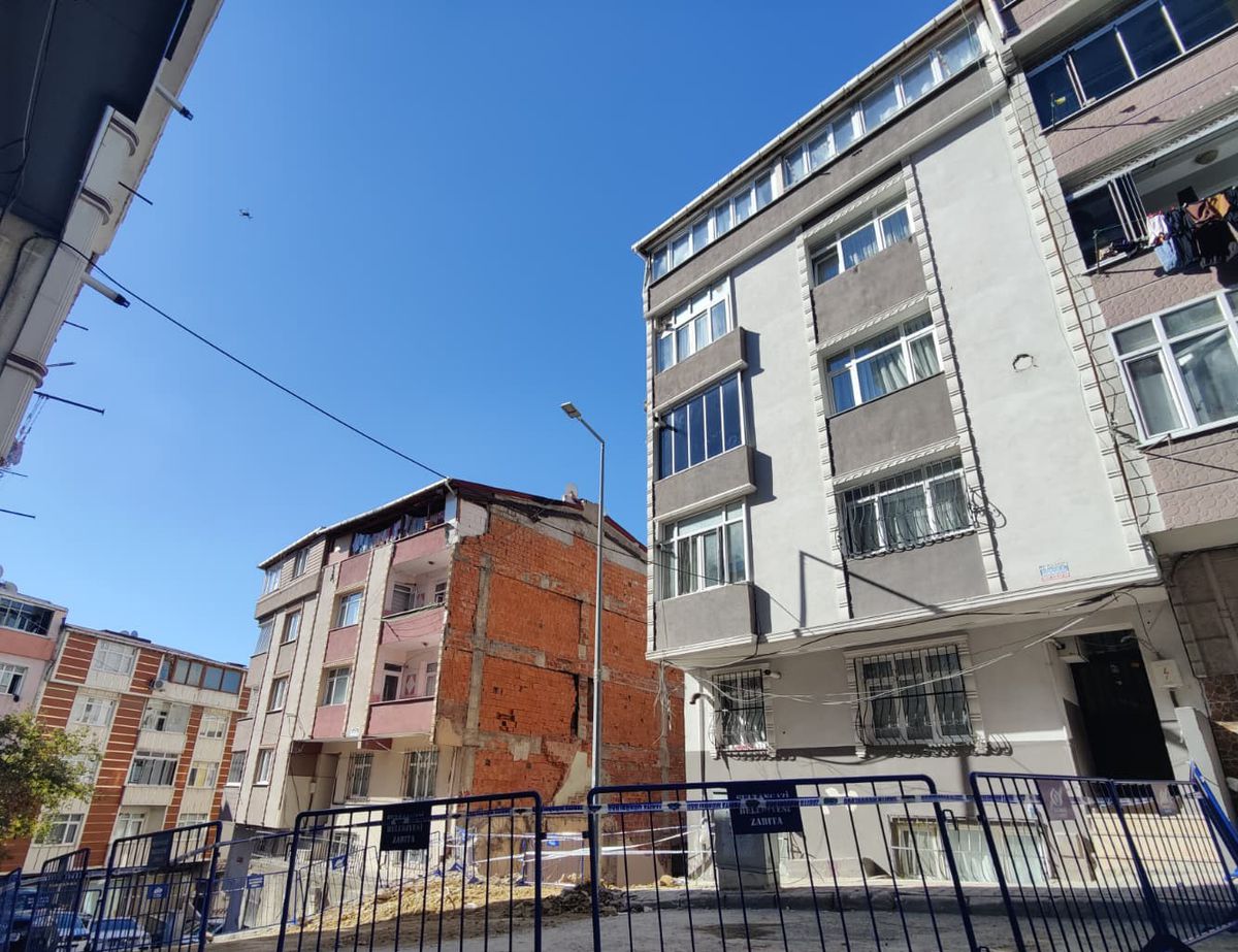 Sultangazi’de kayma meydana gelen 4 katlı bina tahliye edildi / Havadan görüntülerle