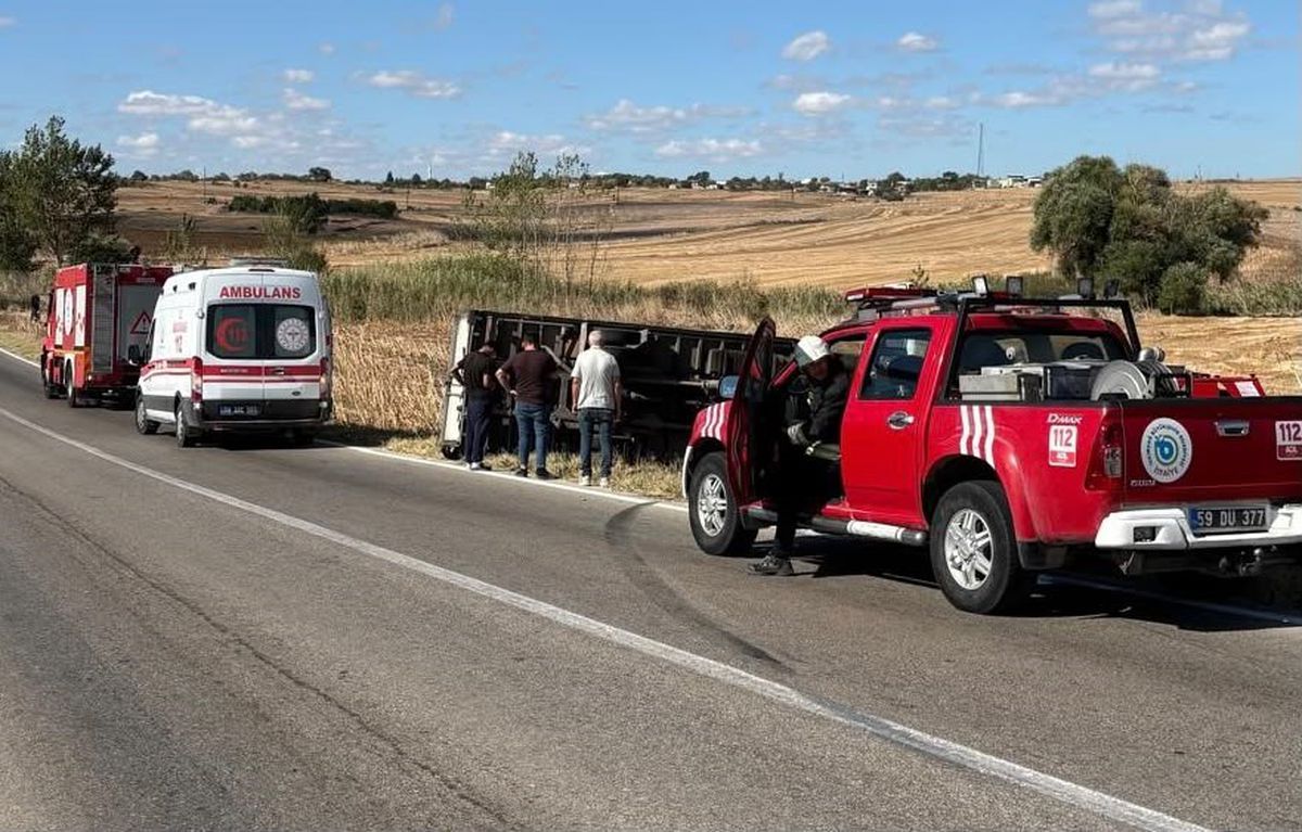 Tekirdağ’da iki araç birbirine sürttü, kamyonet devrildi