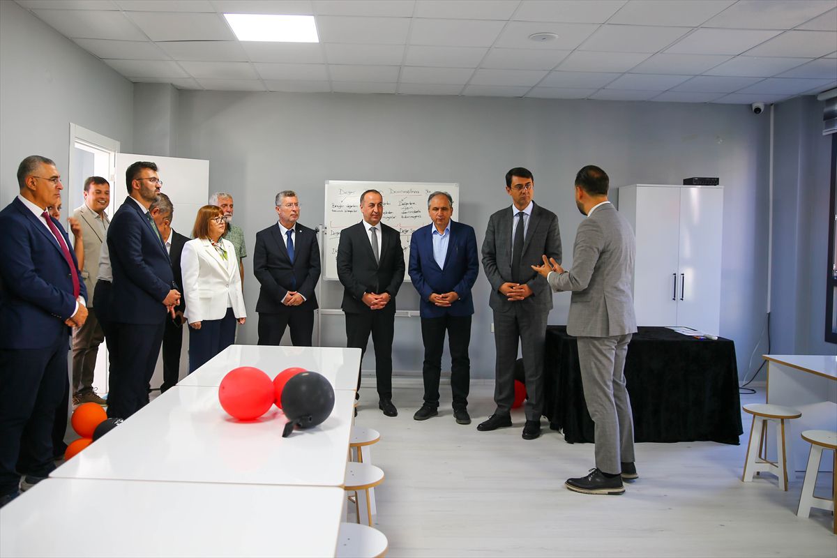 Uşak'ta değerler eğitimi sınıfı ve kütüphane açıldı