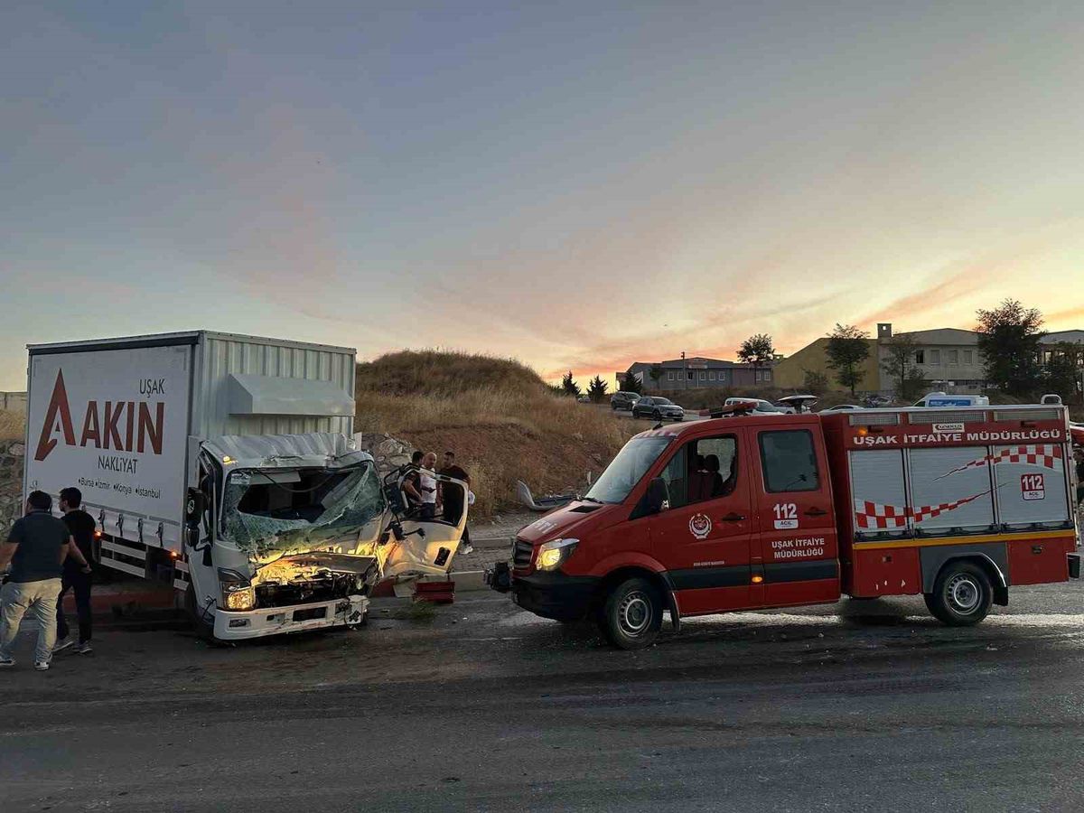 Uşak’ta itfaiye aracı ile kamyon çarpıştı: 1 ölü, 2 yaralı