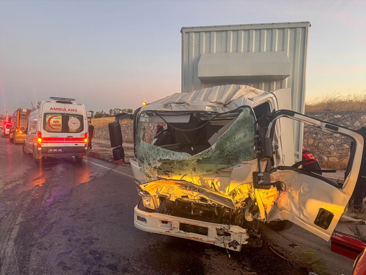 Uşak'ta itfaiye aracıyla kamyonun çarpışması sonucu 1 kişi öldü, 2 itfaiye çalışanı yaralandı