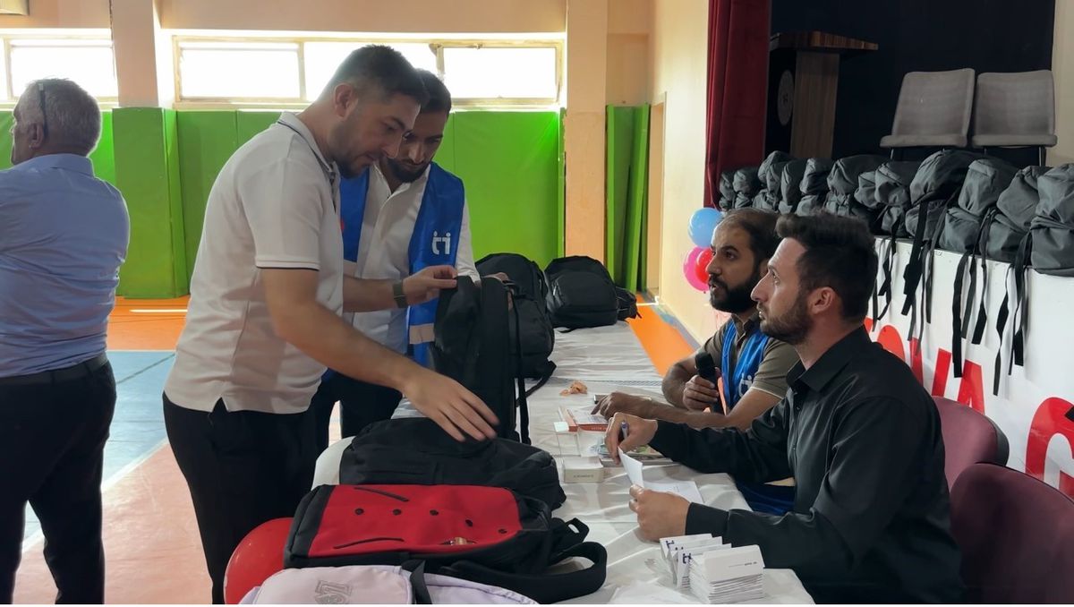 Yüksekova’da 'İyilik Çantası' 100 yetim öğrenciye ulaştı