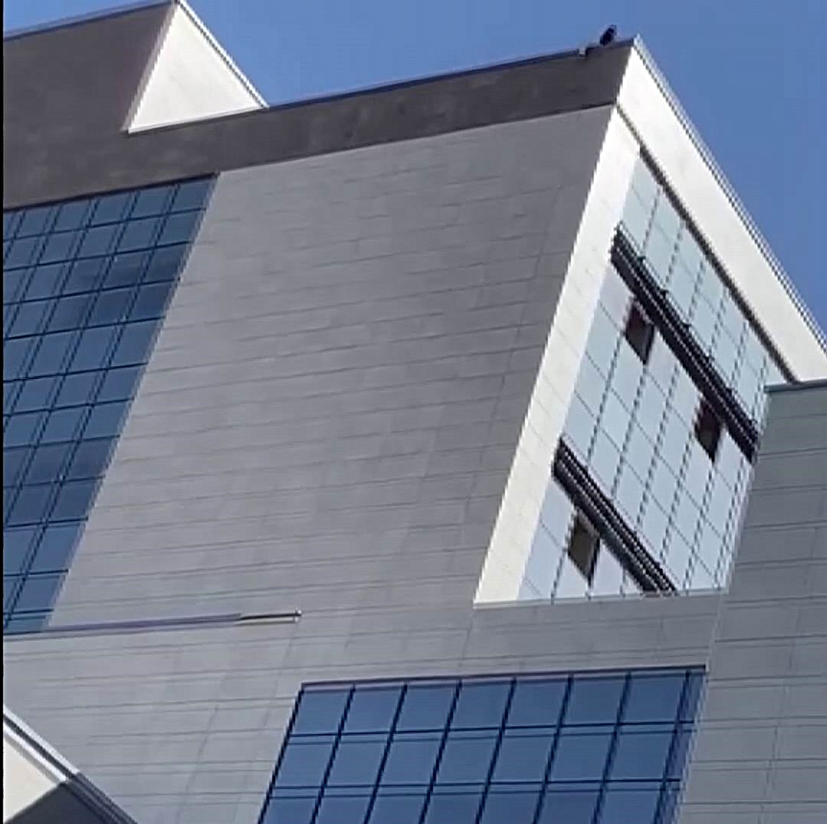 Alacağını tahsil edemeyince inşaatın çatısına çıktı