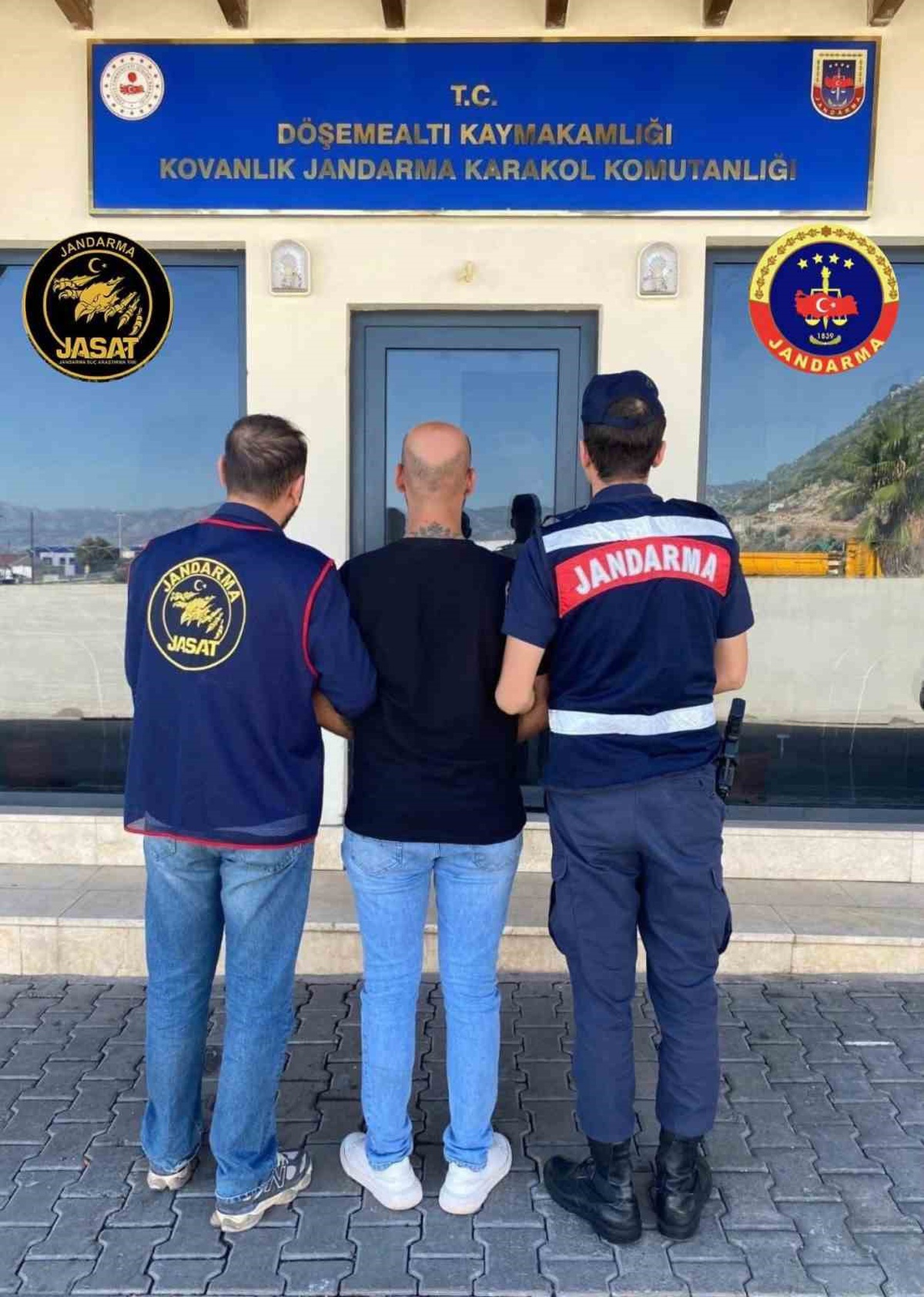 Antalya’da JASAT’tan aranan şahıslara operasyon düzenlendi
