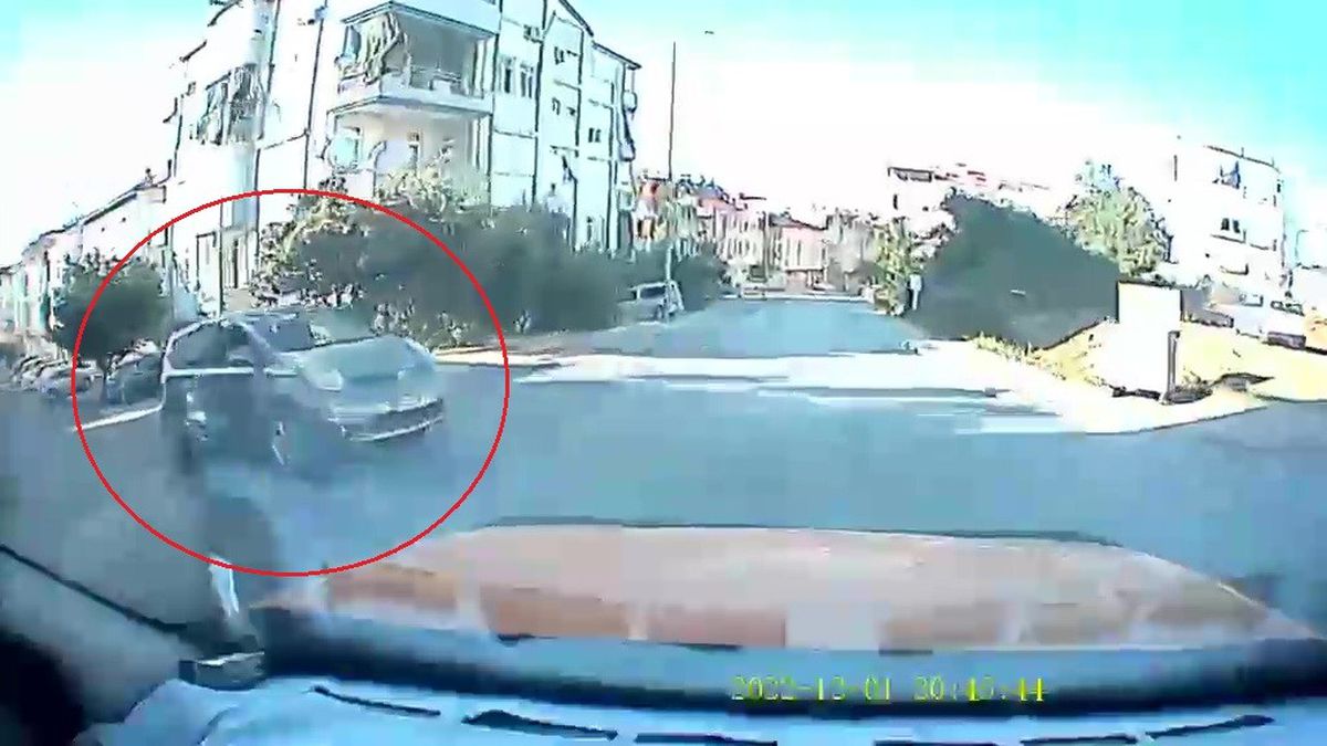 Antalya’da otomobilin taksiye çarptığı kaza anı araç kamerasına yansıdı