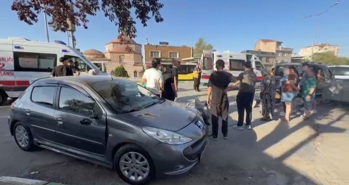 Araca çarpmamak için manevra yapan motosikletteki 2 genç yaralandı