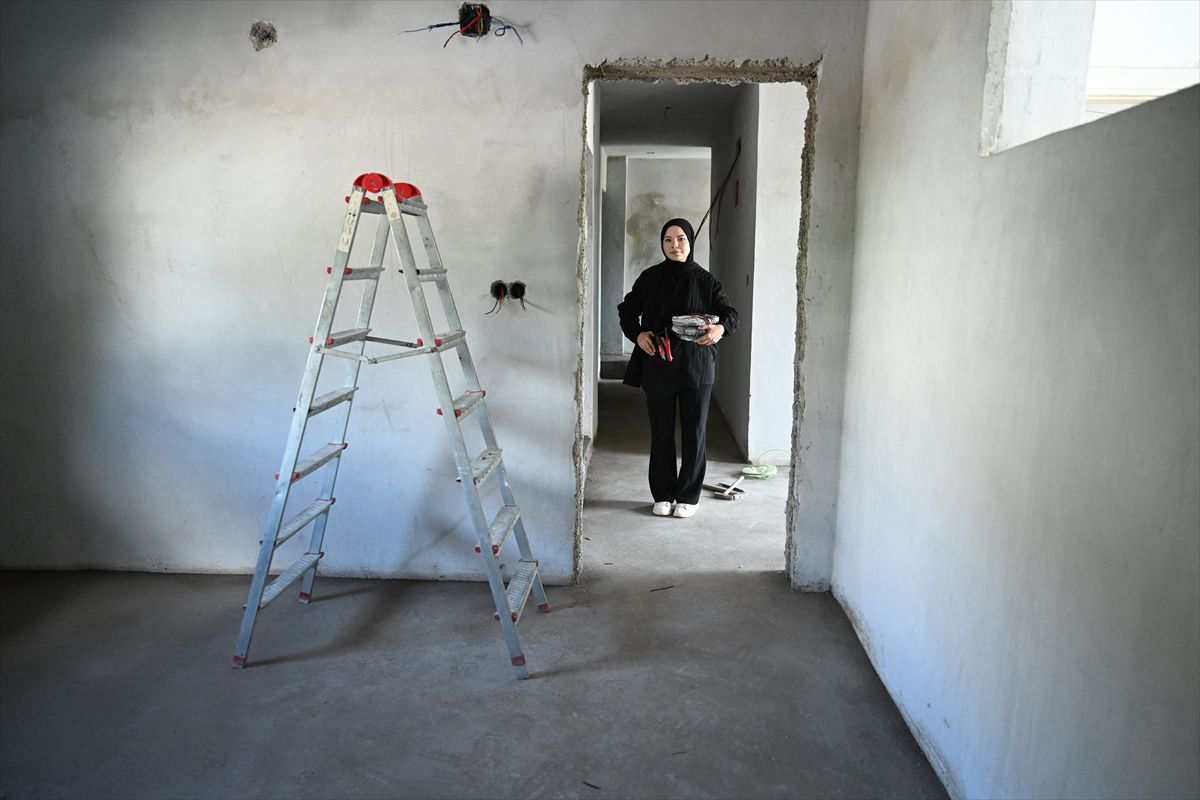 Babasından öğrendiği elektrikçilikte kadın usta oldu
