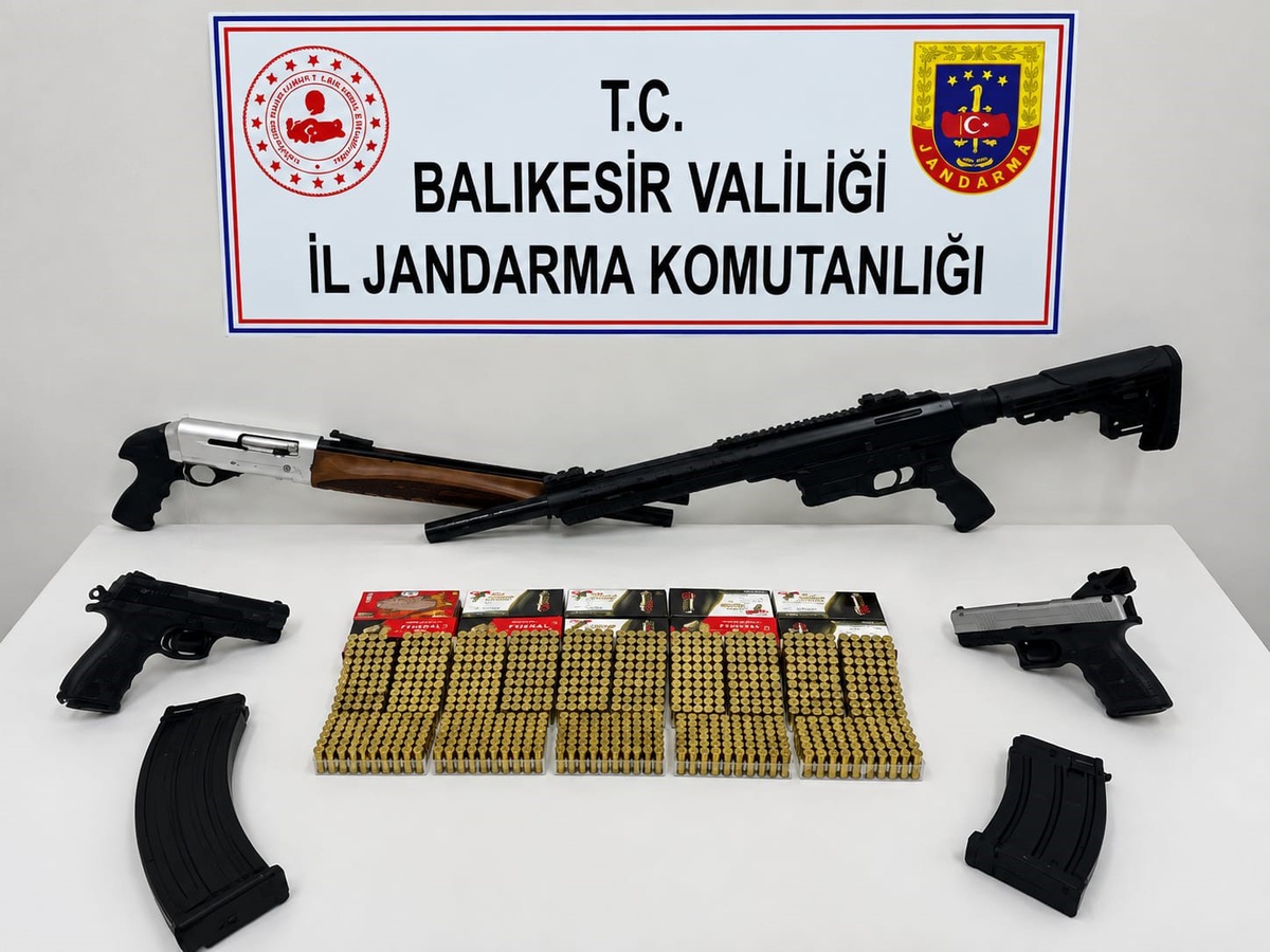 Bandırma ve Ayvalık’ta silah ticareti operasyonu: 10 şüpheli yakalandı