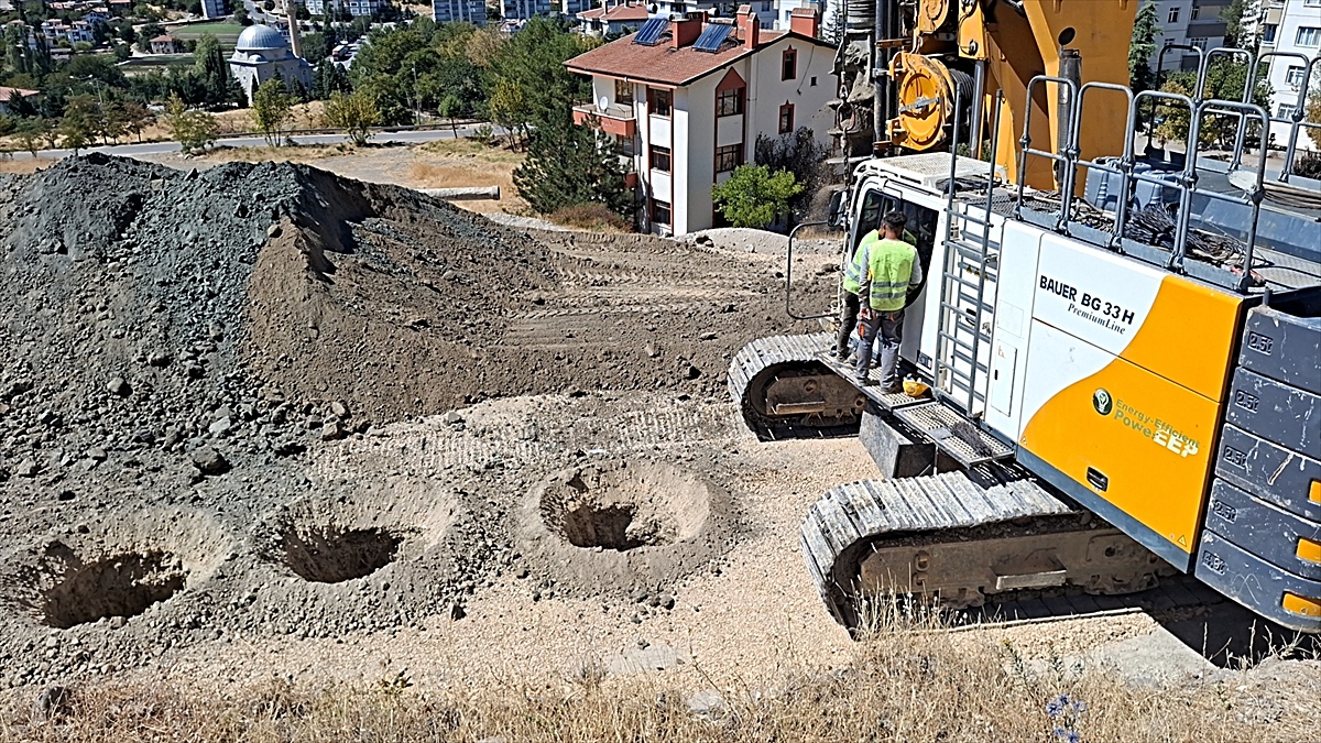 Beypazarı'nda heyelan alanına fore kazıklar çakılıyor