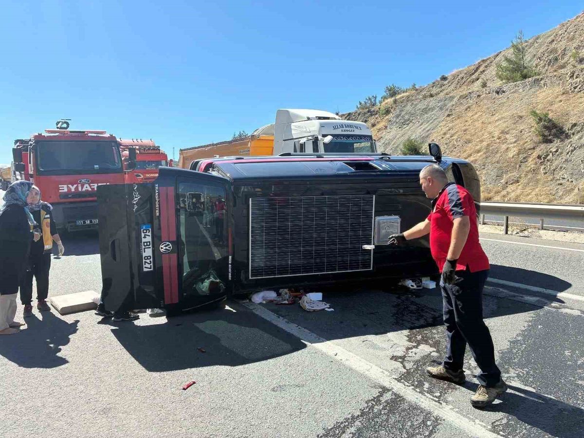 Bilecik’te ticari araç devrildi: 3 yaralı