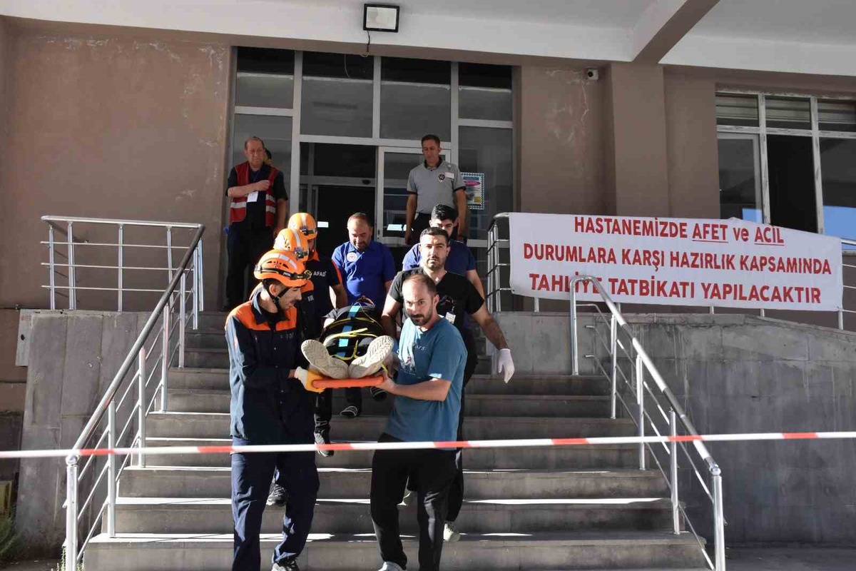 Bitlis Devlet Hastanesi’nde deprem tatbikatı yapıldı