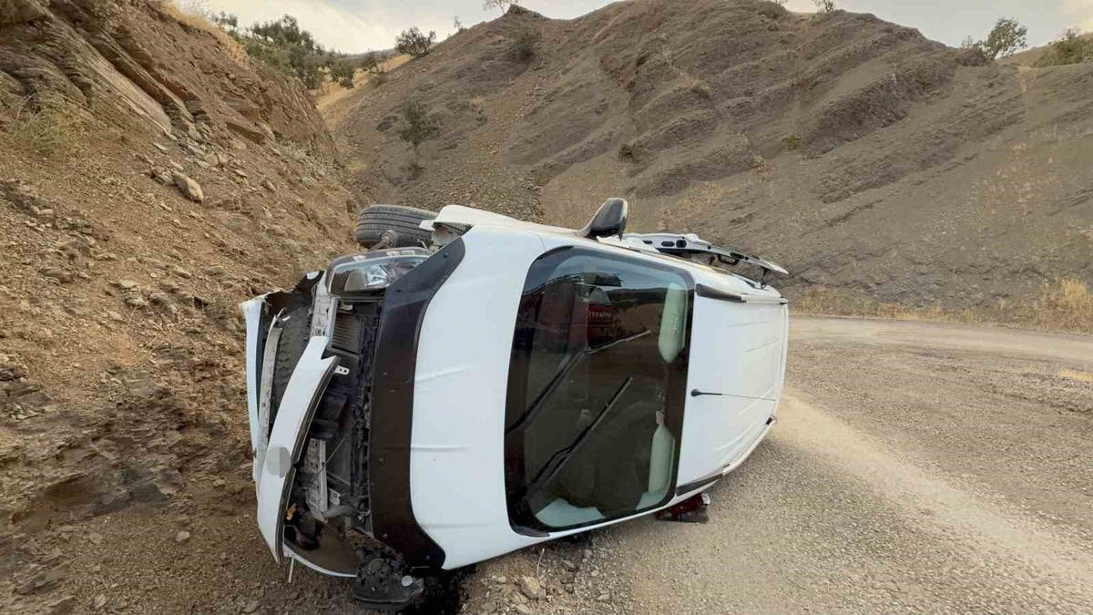 Derecik’te takla atan otomobilde karı koca yaralandı