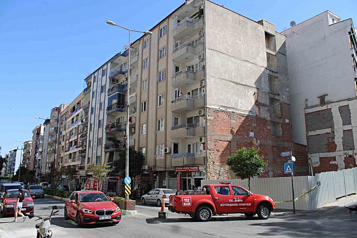 Efeler’de doğal gaz kaçağı paniği, 6 katlı bina tahliye edildi