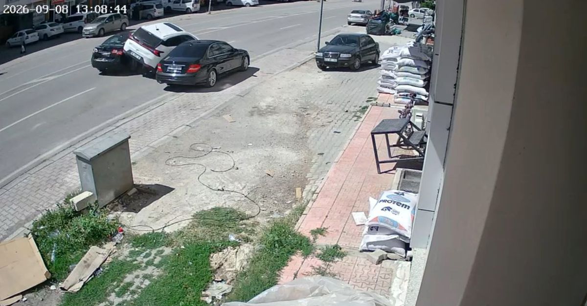 Elazığ Karakoçan'da aynı kavşakta iki kaza