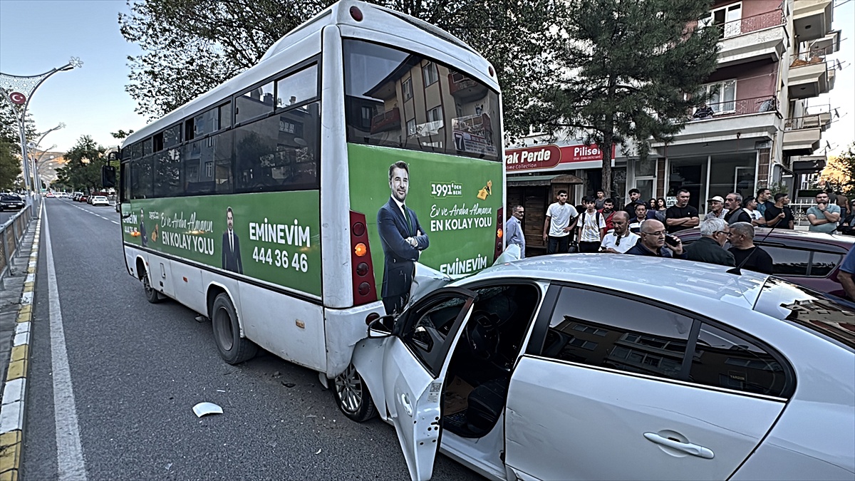 Erzincan'da belediye otobüsüne çarpan otomobilin sürücüsü ağır yaralandı
