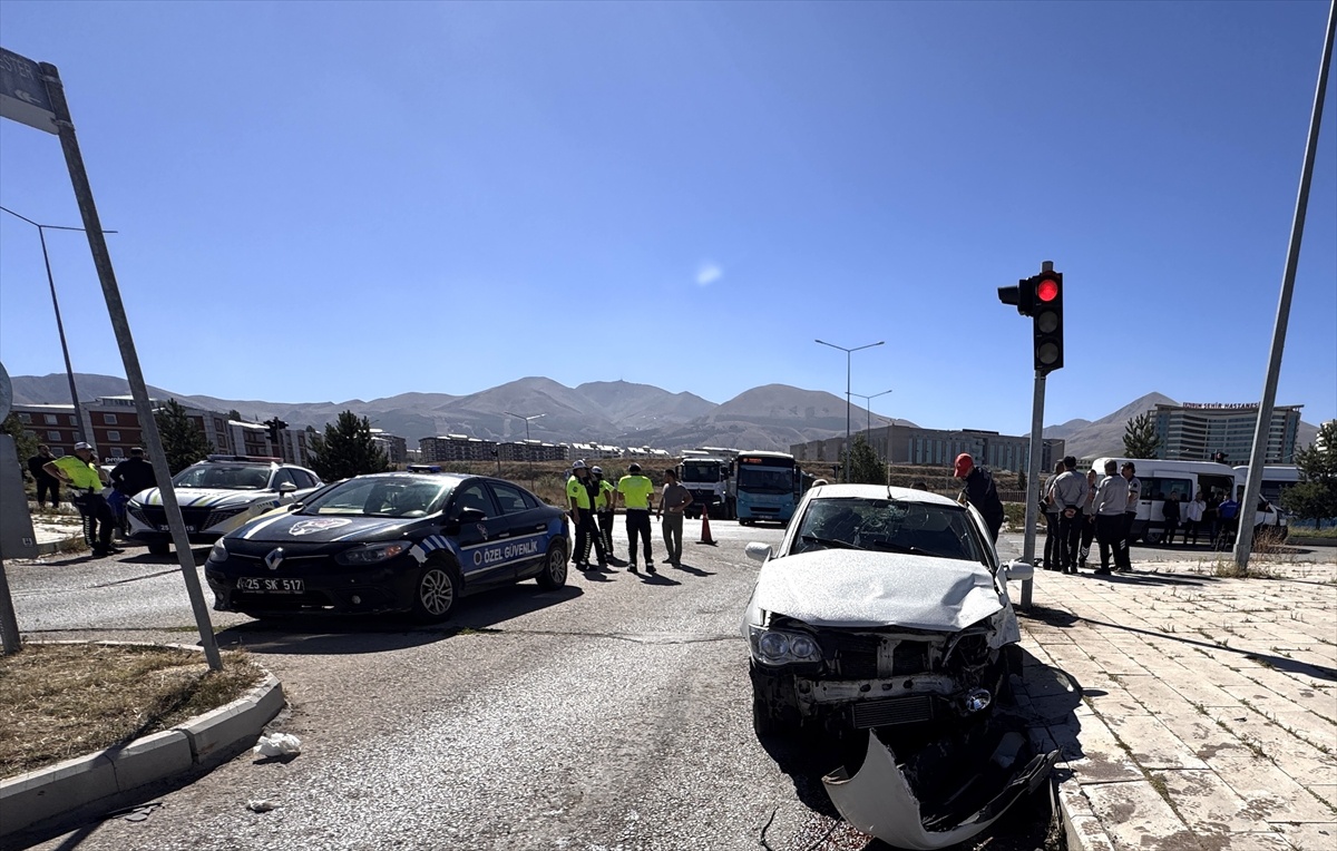 Erzurum'da cezaevi aracı ile otomobilin çarpıştığı kazada 9 kişi yaralandı