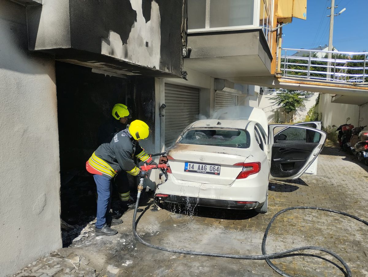 Garajda çıkan yangın otomobile sıçradı; 1 kişi yaralandı, 2 kişi dumandan etkilendi