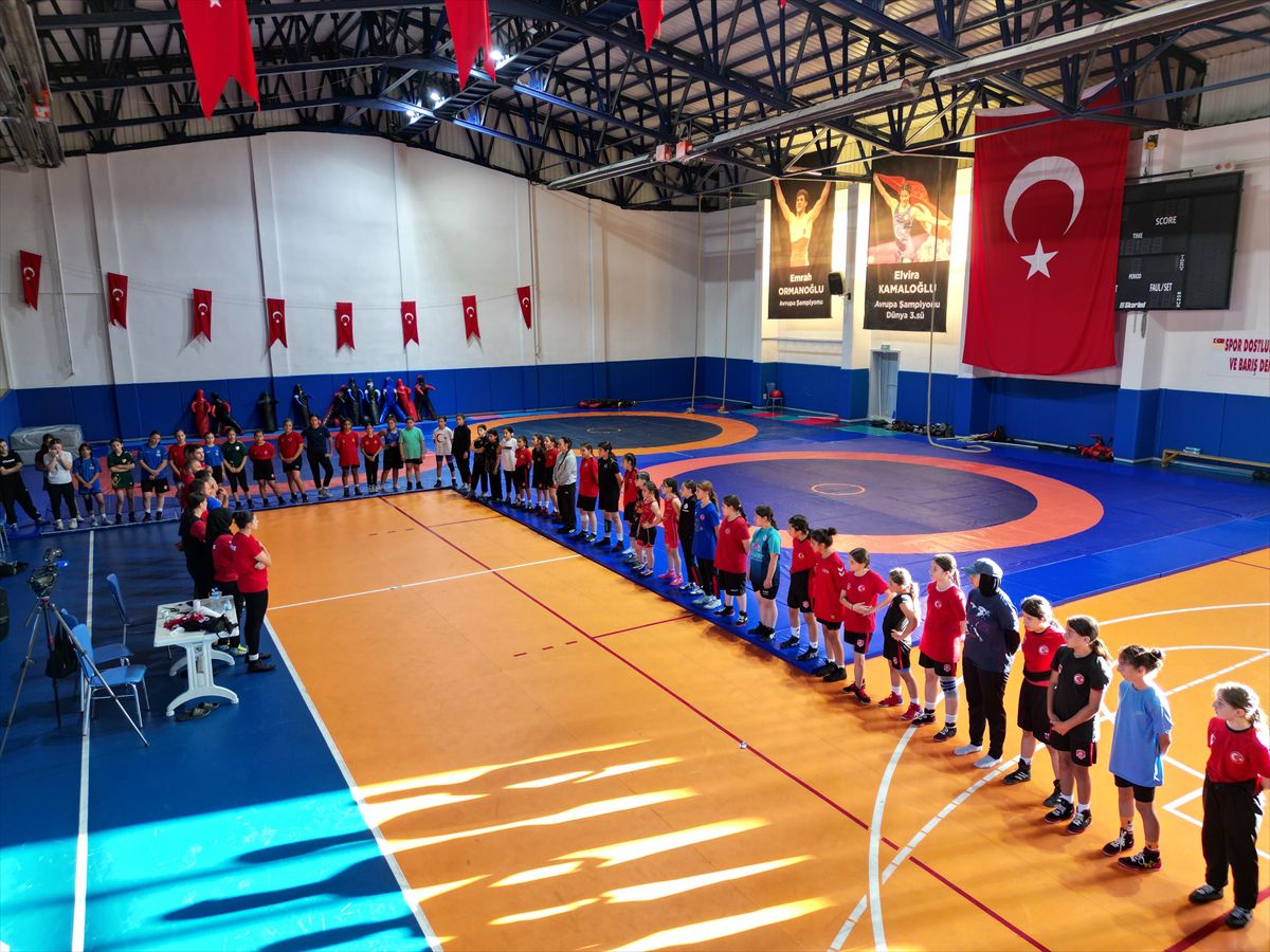 Geleceğin şampiyonluk adayı kız güreşçiler, Erzincan'daki gelişim kampına katıldı