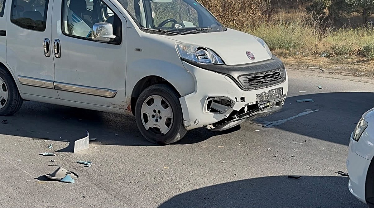 Hafif ticari araçla çarpışan motosikletin sürücüsü öldü