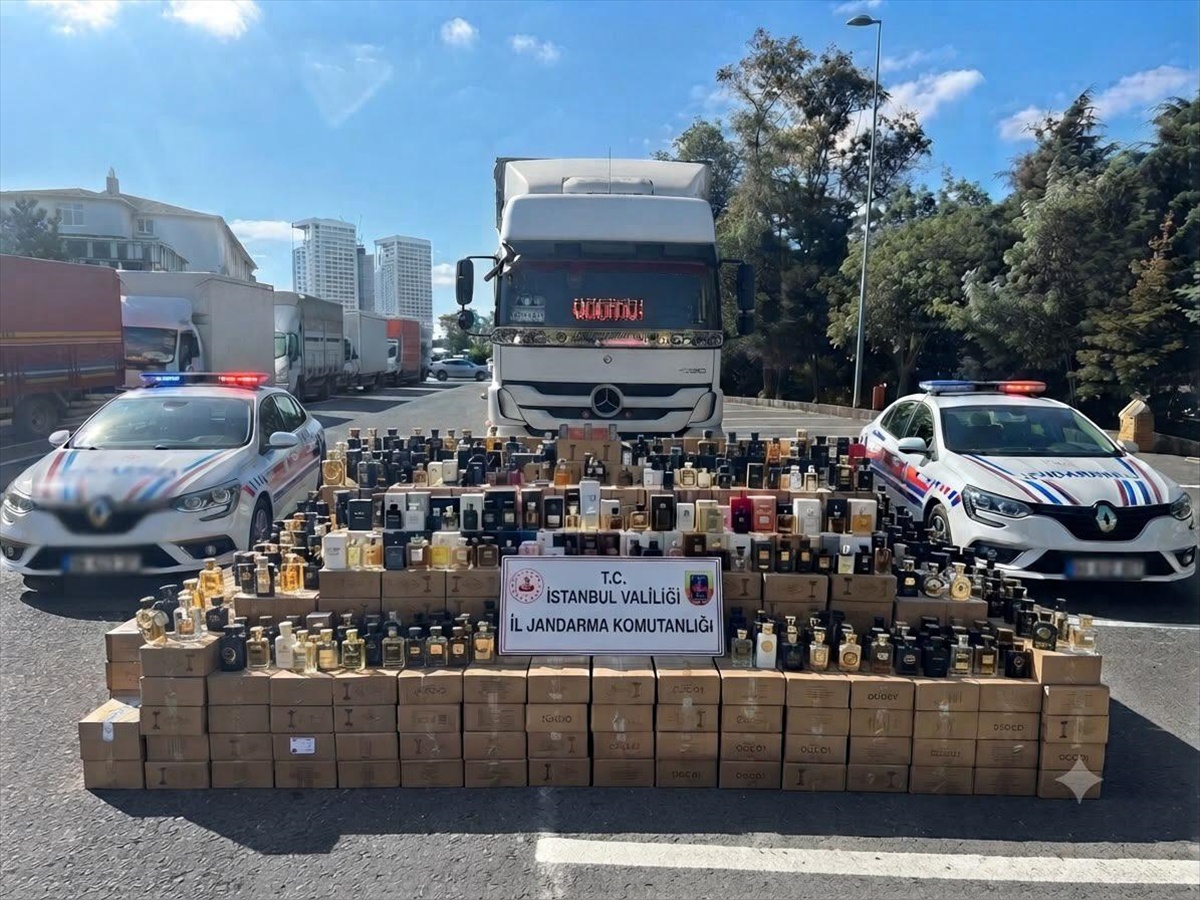 İstanbul'da kaçak parfüm operasyonunda 2 zanlı yakalandı