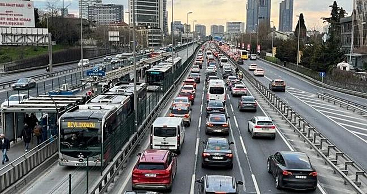 İstanbul'da trafik var mı? SON DAKİKA! 10 Eylül Perşembe hangi ilçelerde trafik var, hangi yollar kapalı?