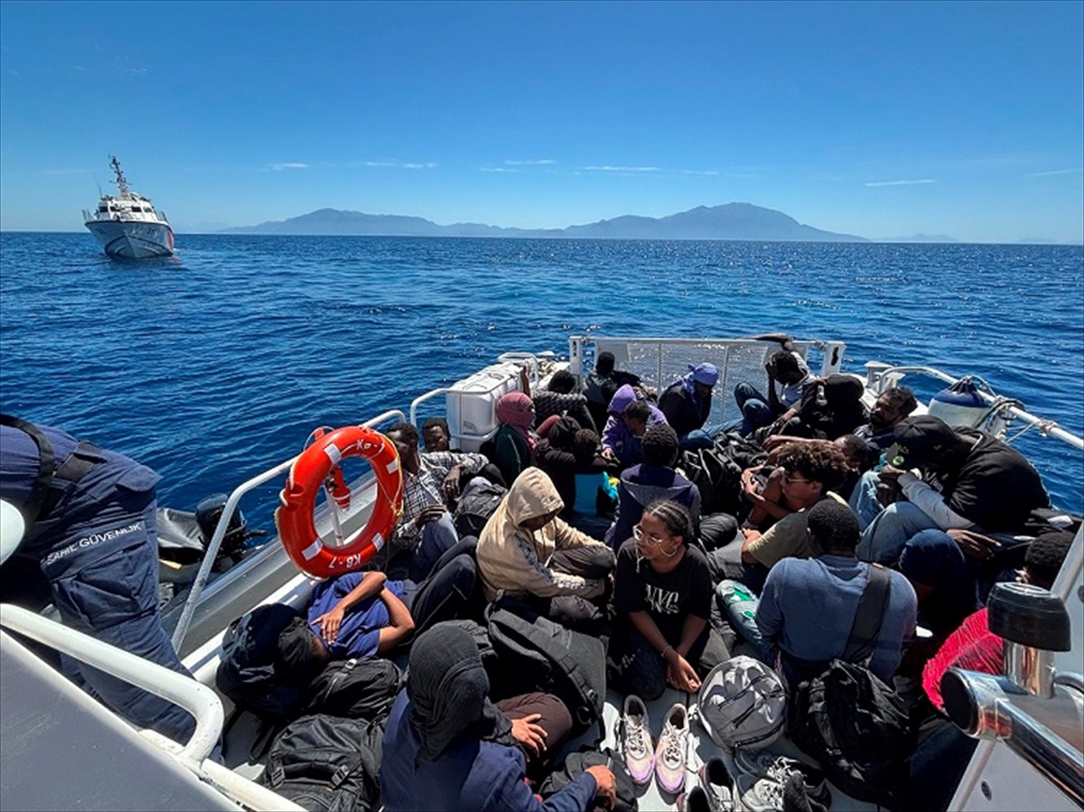 İzmir açıklarında 37 düzensiz göçmen yakalandı