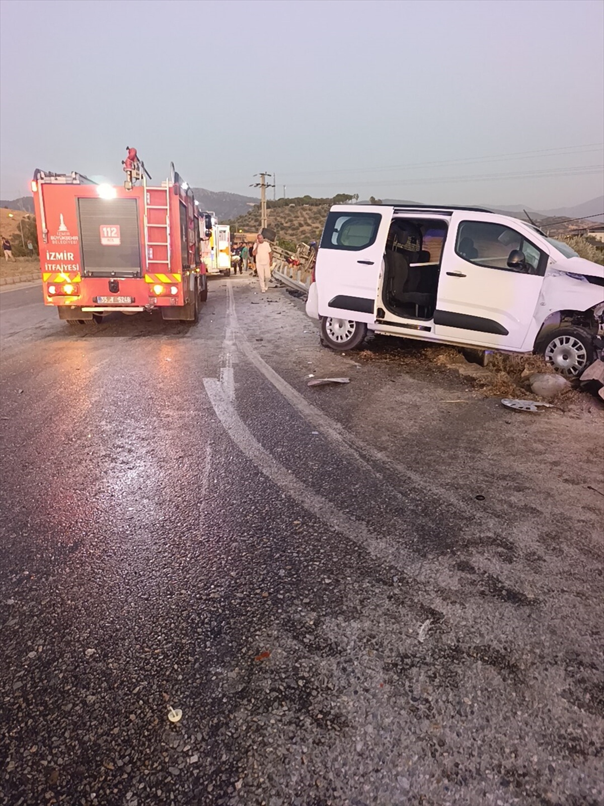 İzmir'de tır ile hafif ticari araç çarpıştı, 4 kişi yaralandı