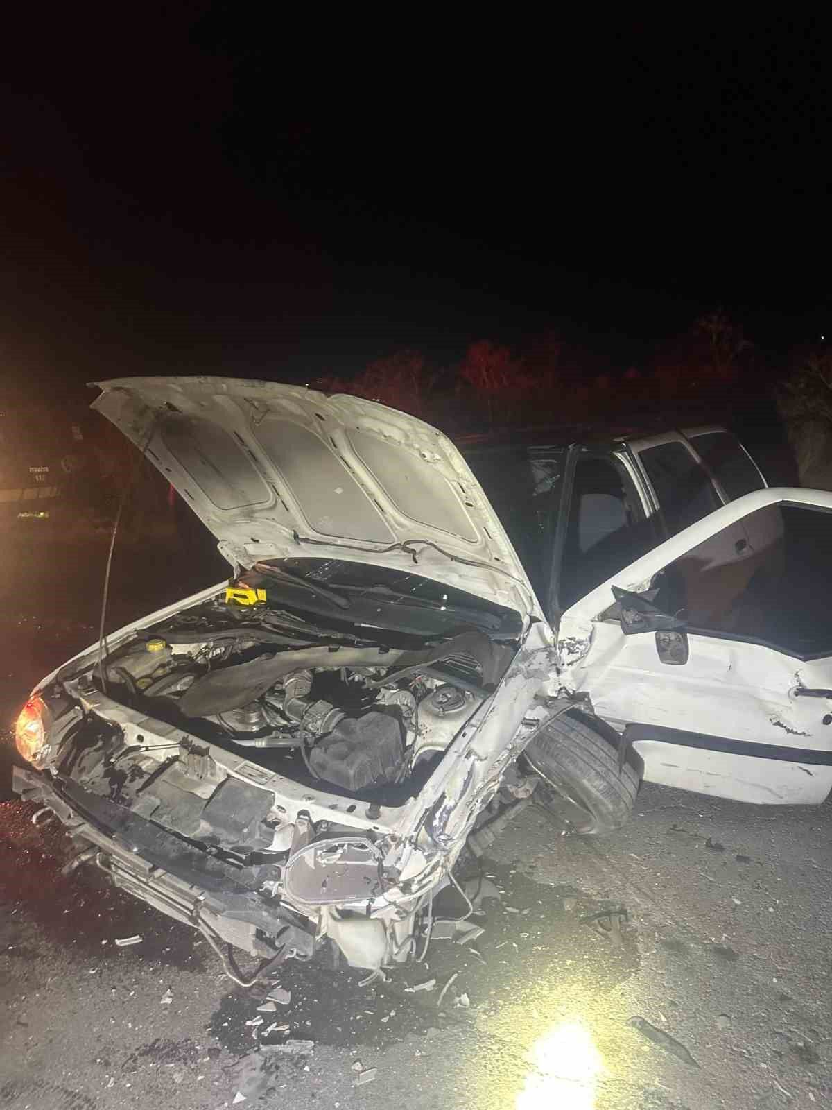 Kayseri’de hafif ticari araçla otomobil kafa kafaya çarpıştı: 2 yaralı