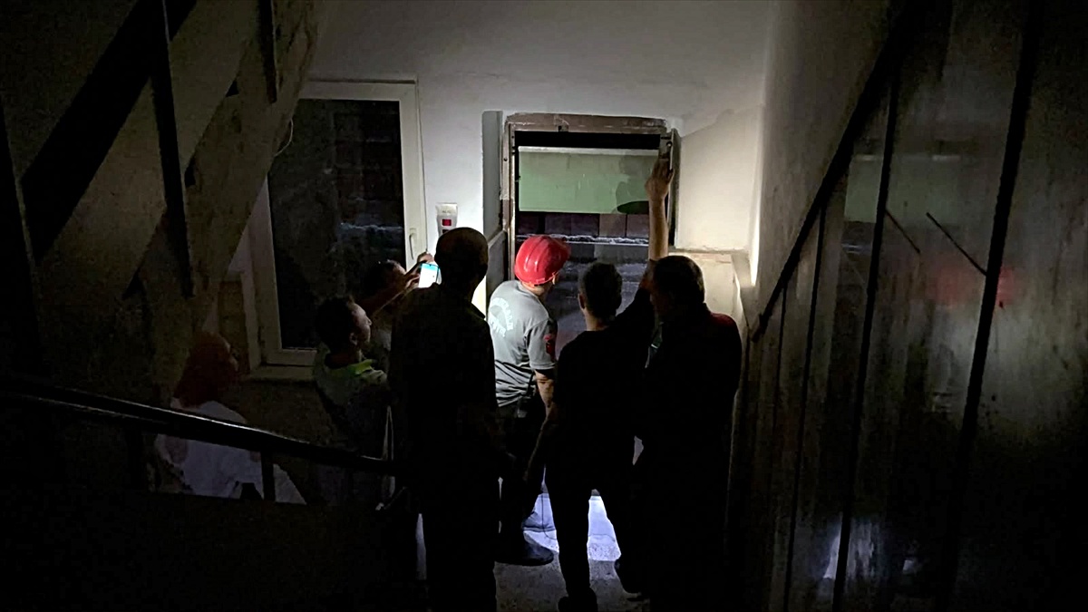 Kırıkkale'de asansörde mahsur kalan kadını itfaiye ekipleri kurtardı
