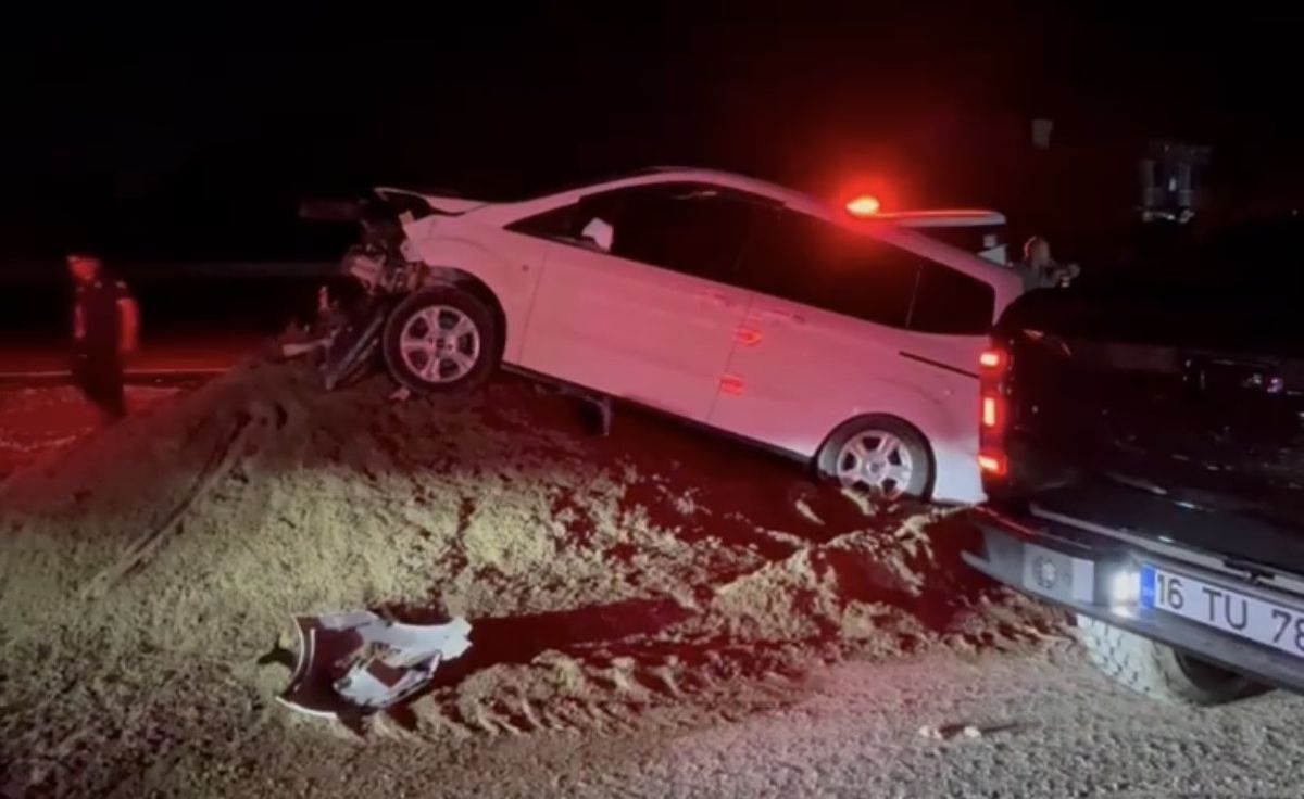 Kontrolden çıkan otomobil kum rampada asılı kaldı