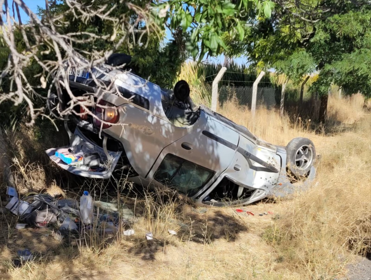 Konya'da devrilen otomobildeki 2 kardeş yaralandı