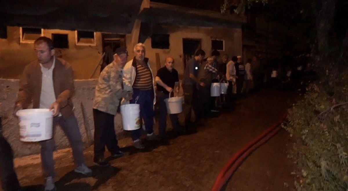 Kuşburnu için yakılan ateş köyde yangına neden oldu: 2 ev ve ahır küle döndü