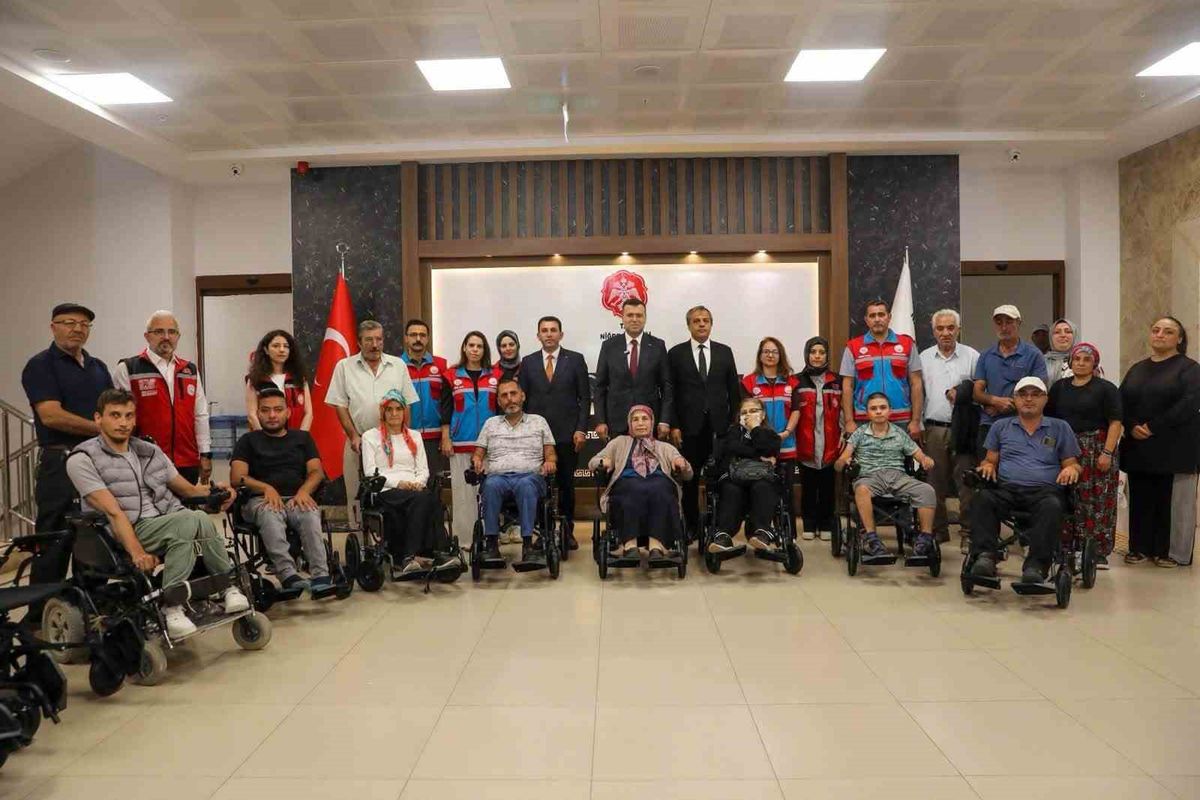 Niğde’de engelli vatandaşlara 21 akülü tekerlekli sandalye desteği