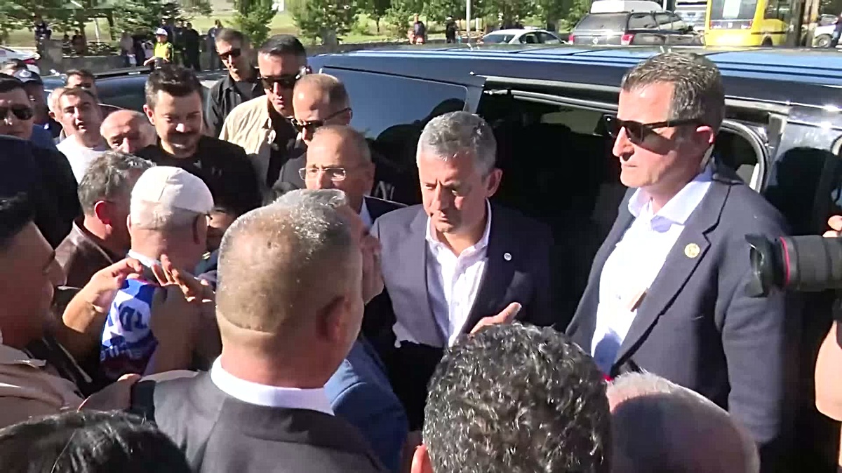 Özgür Özel Ardahan'da pazar esnafını ziyaret etti