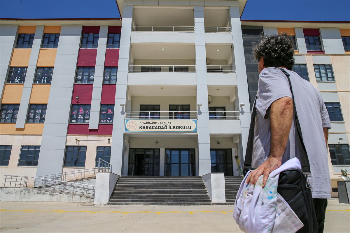 Rehber öğretmen görev yaptığı okulun duvarlarını 'sanat galerisi'ne dönüştürdü