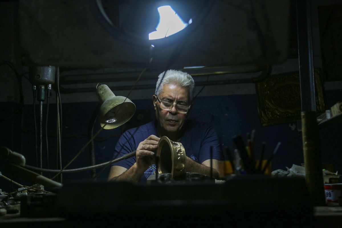 Suriyeli demir ustası Halep'te 50 yılı aşkın süredir metal üzerine sanat işliyor