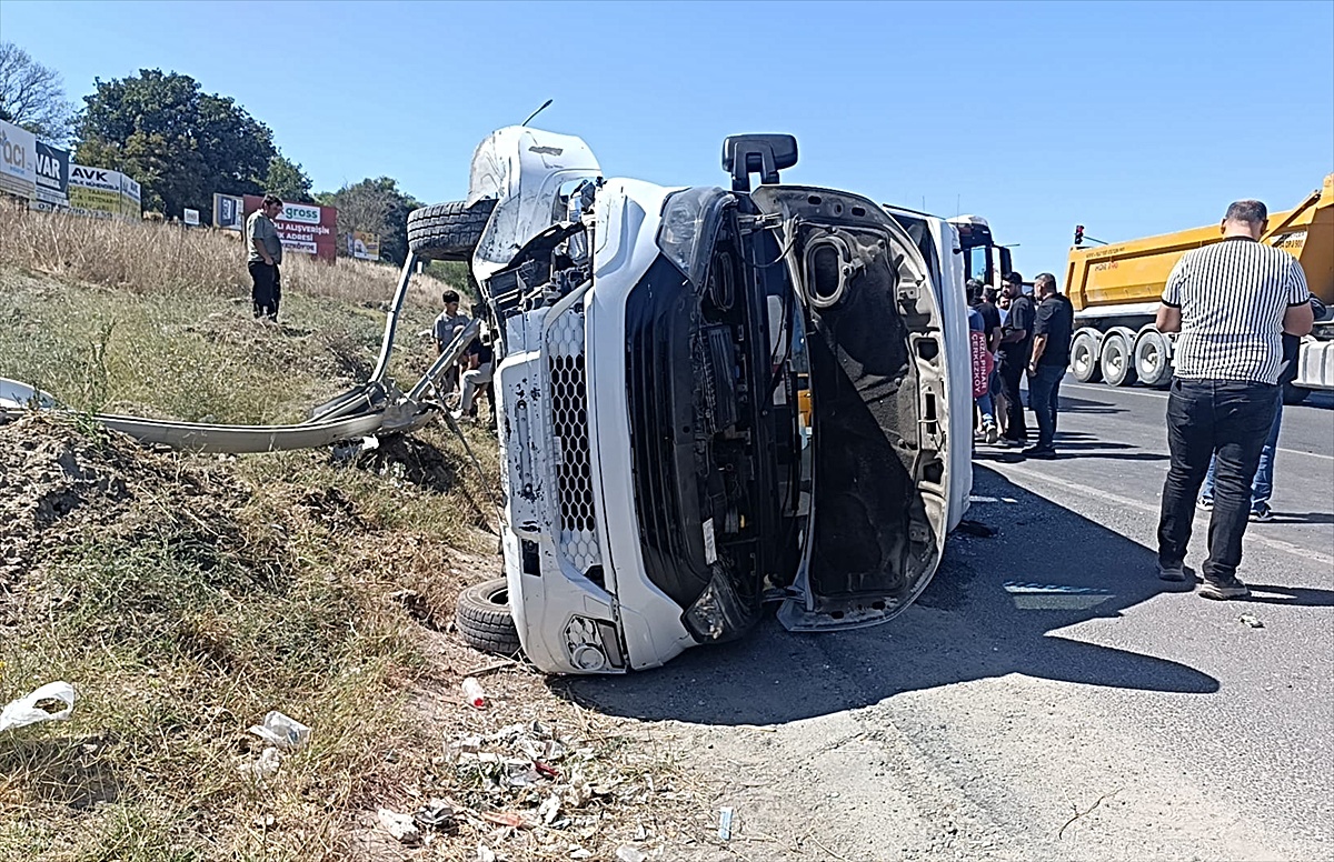 Tekirdağ'da aydınlatma direğine çarparak yan yatan minibüsteki 3 kişi yaralandı