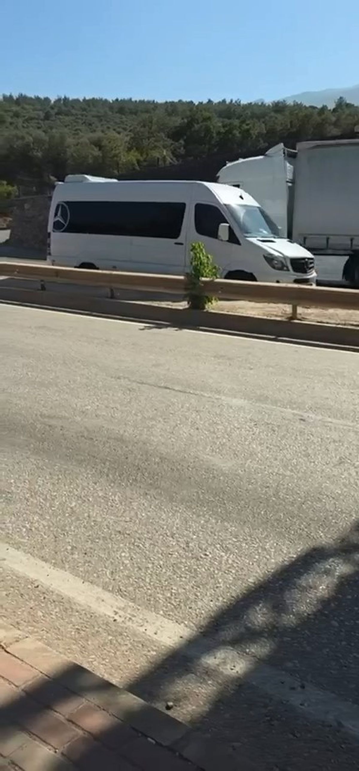 Ters şeride giren servis minibüsü tehlike saçtı