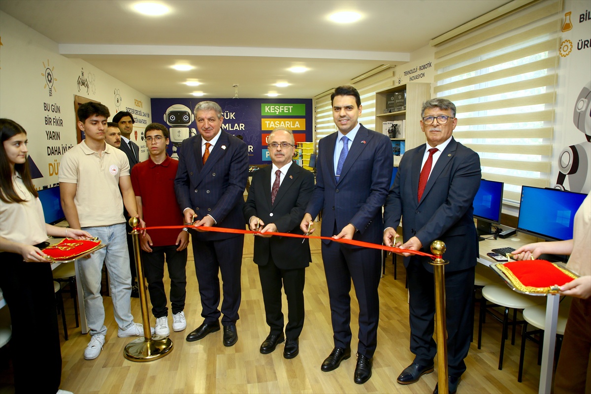 TİKA, Bakü Türk Anadolu Lisesine robotik kodlama laboratuvarı kurdu