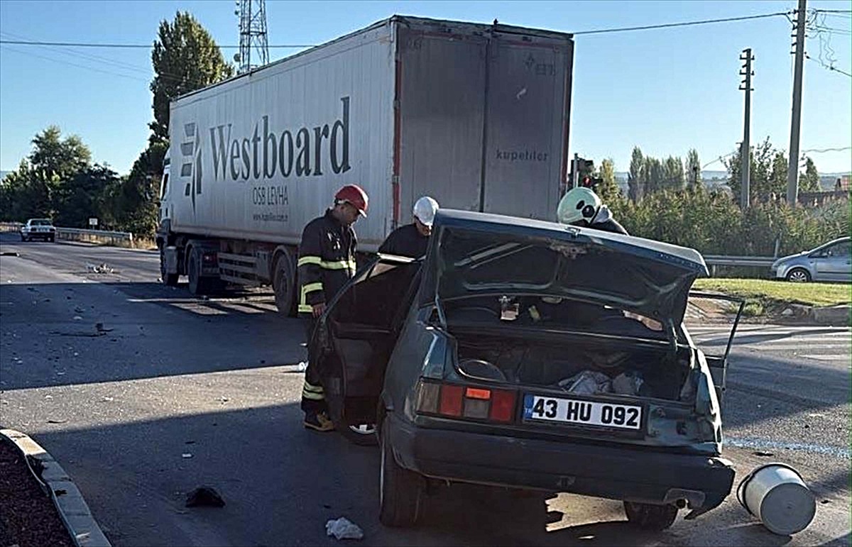 TIR'la otomobil çarpıştı: 1'i ağır, 2 yaralı
