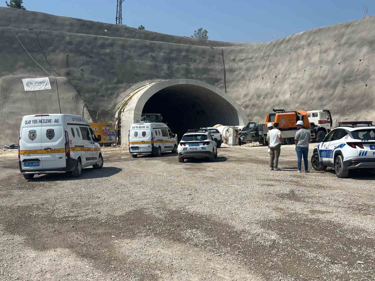 Tünelde çalışan işçiler demir ile iskele arasına sıkıştı: 1 ölü, 5 yaralı