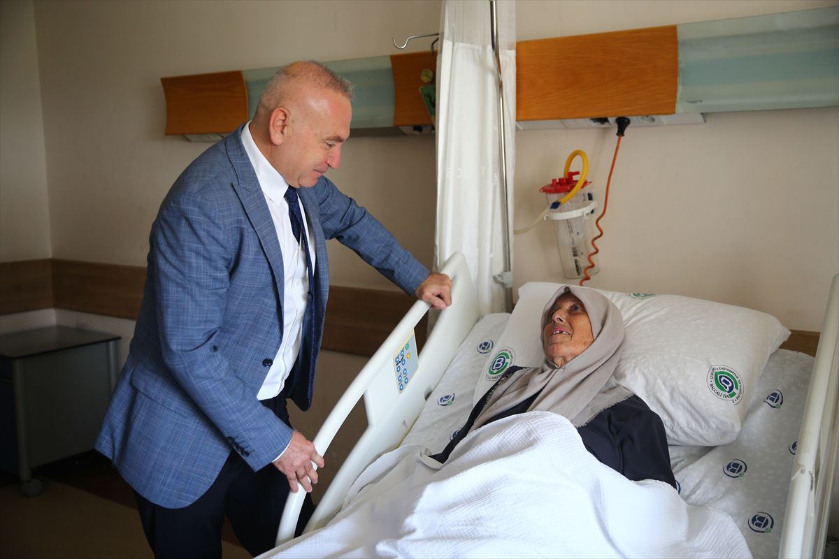 Üç organın birleştiği noktadaki kanserli tümör, hasta uyutulmadan yapılan ameliyatla çıkarıldı