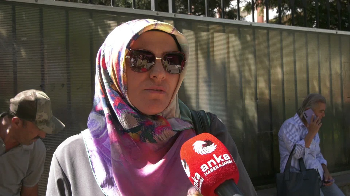 Ücretli Öğretmenler Dayanışma Derneği üyesi öğretmenler MEB önünde: 'Biz hakkımızı helal etmiyoruz, hakkımızı da alacağız'