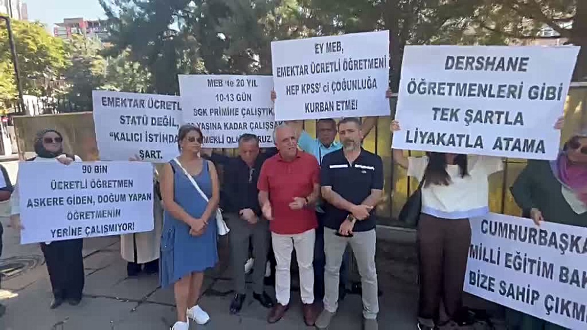 Ücretli öğretmenlerin MEB önünde bekleyişi sürüyor... Eğitim Sen Genel Başkanı Irmak: 'Ücretli öğretmen çalıştırılmasına son verilsin'